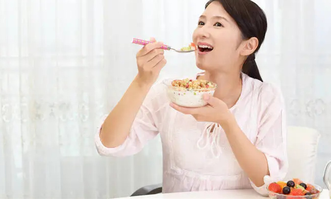 长青春痘的注意事项有哪些？长青春痘有什么要注意的？[图]_生活百科_美丽女人 青春痘 痘痘 皮肤 第2张